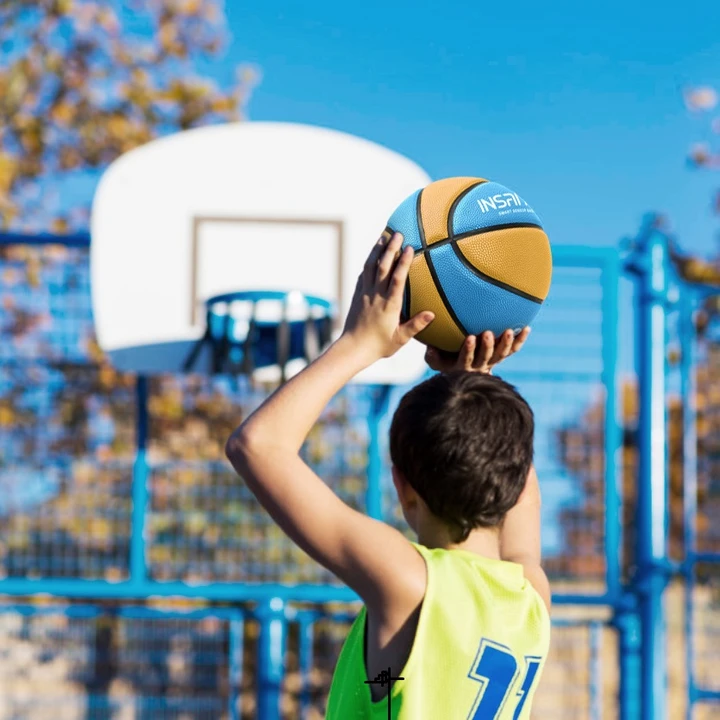 Niño jugando baloncesto